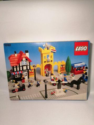 Lego Set - Legoland - Lego Legoland 1592 Town Square -