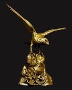 20th century Japanese eagle on cliff with waves - sculptuur