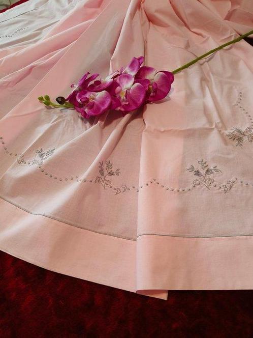 Drap de layette rose avec broderie - Drap de lit  - 230 cm -, Antiek en Kunst, Antiek | Tapijten, Tafelkleden en Textiel
