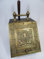 Kolenkit of houtbak met pauwen - Boîte - Fer et laiton