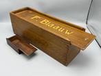 Antieke houten kaarsenhouder met opschrift “F. Blaauw” en