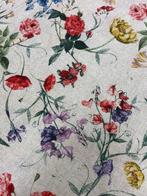 Tissu élégant et délicat avec motif de fleurs des champs en