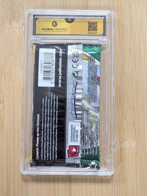 Pokémon - 1 Booster pack - GRADE 10 - Evolving Skies, Hobby en Vrije tijd, Verzamelkaartspellen | Pokémon