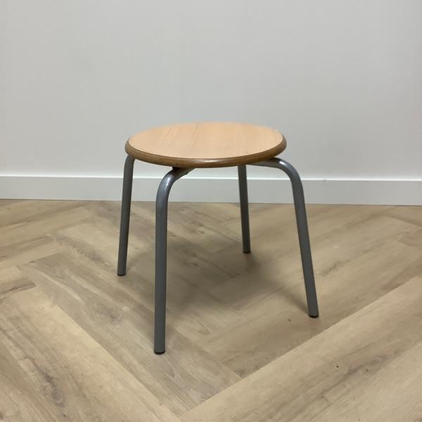 schoolkruk, zithoogte 39 cm, , beuken - grijs, Huis en Inrichting, Barkrukken, Gebruikt, Hout