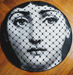 Daprès Piero Fornasetti - Tapijt - 80 cm - 80 cm - Gezicht, Antiek en Kunst