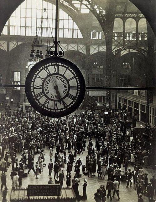 Arnold Eagle (1909 - 1992) - Pennsylvania Station, New York,, Antiquités & Art, Art | Peinture | Moderne