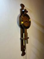 Klok - - Jaren 60 Wandklok met Messing Gouden Details -, Antiek en Kunst