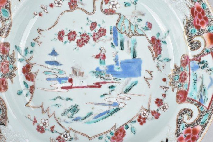Bord - A CHINESE FAMILLE ROSE PLATE DECORATED WITH FIGURES, Antiek en Kunst, Antiek | Overige Antiek