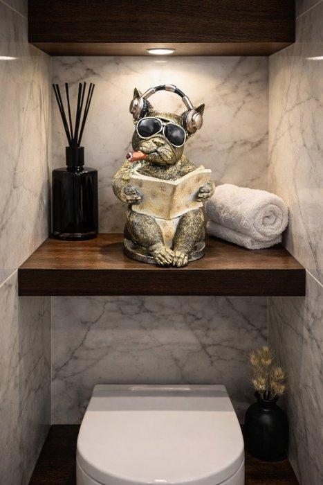 Beeld, Bulldog Reading on the Toilet - 28.5 cm - Hars - 2026, Antiek en Kunst, Curiosa en Brocante