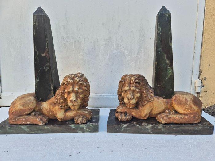 sculptuur, Paire danciens obélisques avec lions (54 cm.) -, Antiek en Kunst, Antiek | Meubels | Stoelen en Sofa's