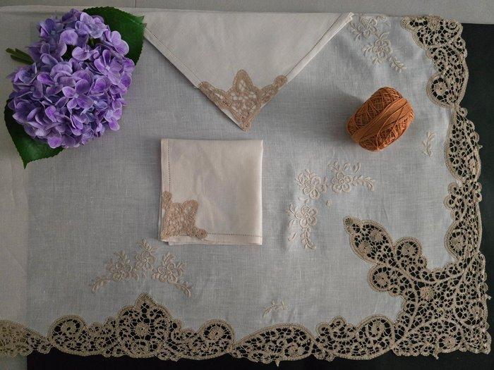 Tafelkleed - 280 cm - 180 cm - met de hand geborduurd, Antiek en Kunst, Antiek | Tapijten, Tafelkleden en Textiel