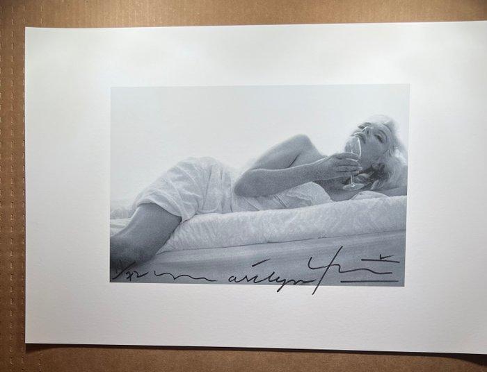 Bert Stern (1929–2013) - Marilyn Monroe Drinking Wine on the, Antiek en Kunst, Kunst | Designobjecten