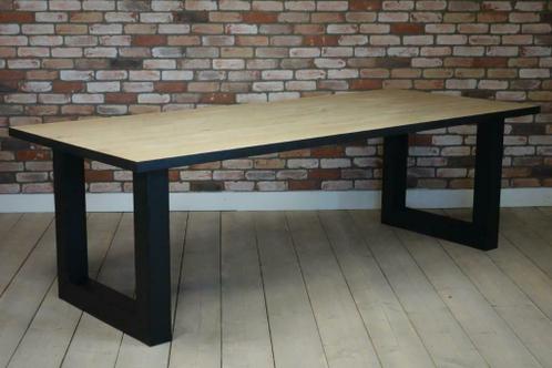 Eiken boomstam kloostertafel met een zwarte U-poot