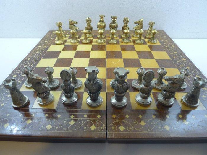 Jeu déchecs Métal argenté et doré échiquier coffret en, Antiek en Kunst, Curiosa en Brocante