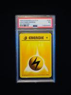 Pokémon - 1 Graded card - Energie 100 First edition - PSA 7, Hobby en Vrije tijd, Nieuw