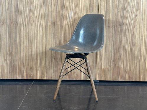 Charles Eames, Ray Eames - Stoel - DSW - Glasvezel, Hout, Antiek en Kunst, Antiek | Meubels | Stoelen en Sofa's