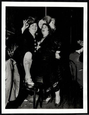 Weegee - Billie Dauscha (left) and Mabel Sidney, two