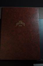 Monde - Examen avec divers pays dans une pile de livres de