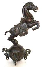 Beeldje - Mooi brons beeld van paard op wereldbol - Brons