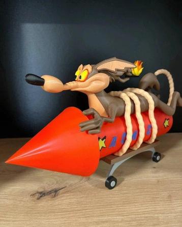 Merchandise figuur - Beeldje van Wile E. Coyote op een ACME beschikbaar voor biedingen