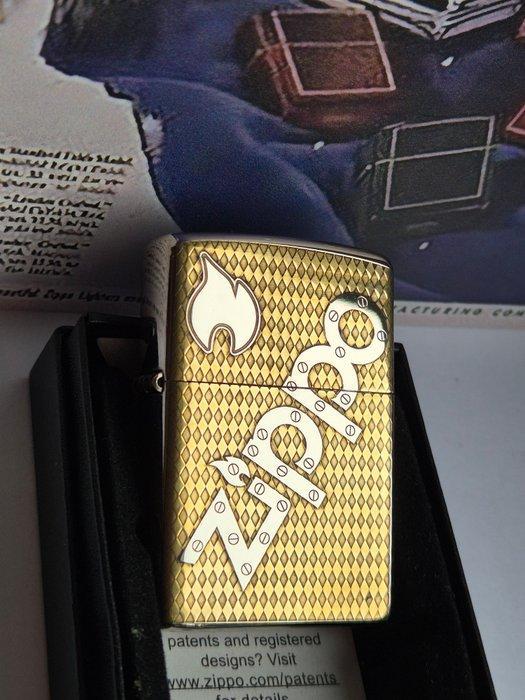 Zippo - Golden Messing mit Zippo Logo and Flame Emblem Armor, Collections, Articles de fumeurs, Briquets & Boîtes d'allumettes
