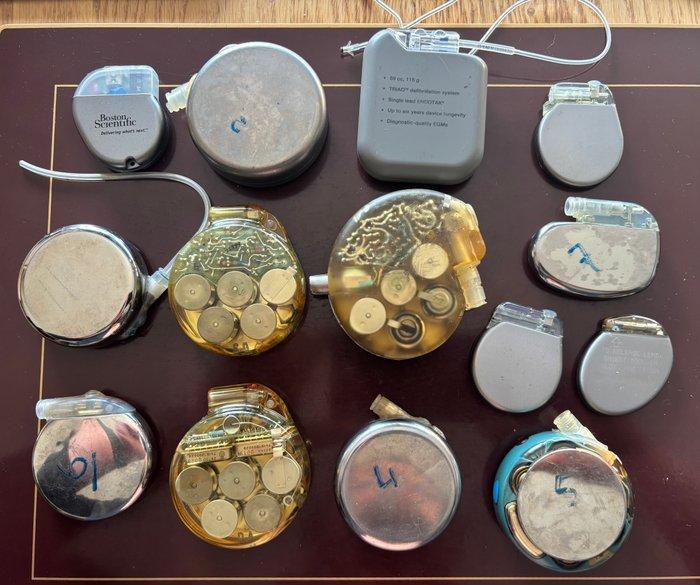 Various (Medtronic, Guidant, Boston Scientific, Cordis) -, Antiek en Kunst, Antiek | Wandborden en Tegels