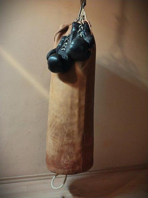 Old vintage genuine leather punching bag and gloves - Boxe -, Antiek en Kunst, Curiosa en Brocante