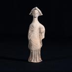 Oud-Grieks Terracotta Tanagra staande vrouwenfiguur met, Verzamelen