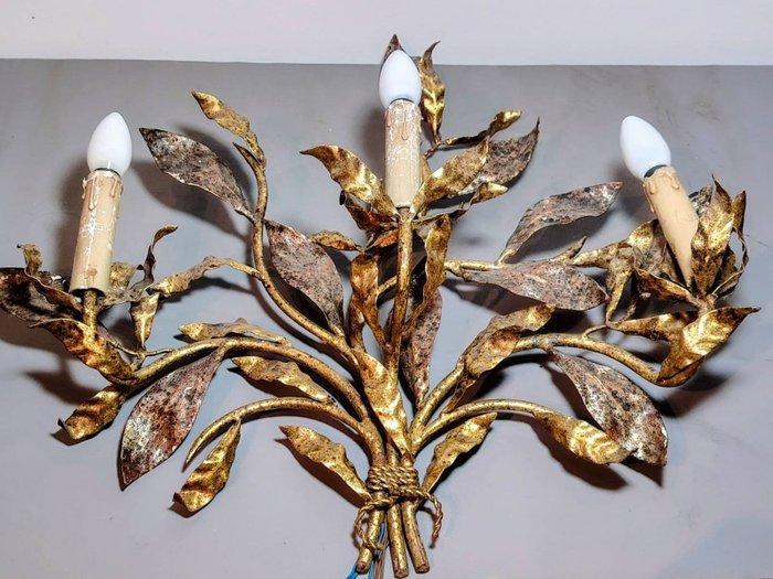 Wandlamp - Metaal - Een Italiaanse vergulde smeedijzeren, Antiek en Kunst, Curiosa en Brocante
