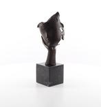 Figuur - A BRONZE SCULPTURE OF A FACE RESTING ON HAND PALM