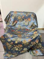 Jacquard-stof met bloemmotief op een blauwe, poederachtige