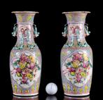 Une paire de grands vases balustre chinois Guerriers pour