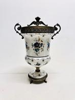 Urne - Urne en porcelaine avec montures en métal doré, décor