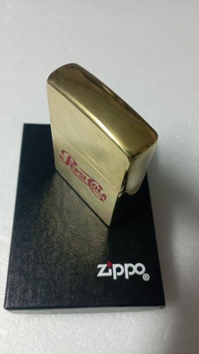 Zippo - Grabado de PEPSI-COLA - Aansteker - Brass (Latón), Verzamelen, Rookartikelen, Aanstekers en Luciferdoosjes