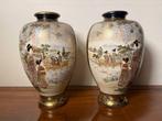 Paar vazen met spiegelende afwerking in Satsuma-stijl. -