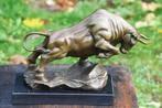sculptuur, Woeste stier geheel van brons op marmeren voet. -