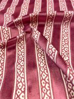 Prachtig jacquardfluweel in verzadigd oudroze op een lichte