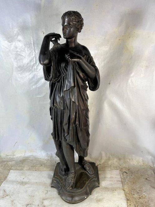 Diane de Gabie - sculptuur, Femme à la fibule - 59 cm -, Antiek en Kunst, Antiek | Keramiek en Aardewerk