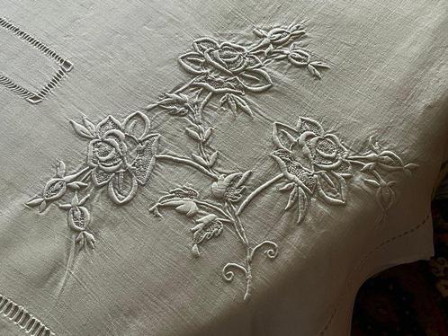 Linge de lit en lin pur du début du XXe siècle avec les, Antiek en Kunst, Antiek | Meubels | Stoelen en Sofa's