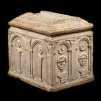 Romain antique Marbre urne cinéraire pour un mariage.