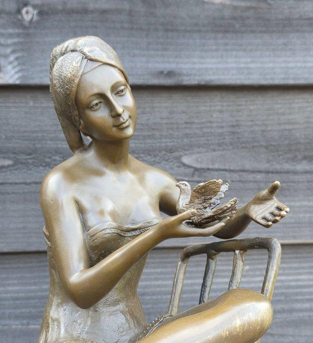 Beeld, Bronze: Lady with Bird - 43 cm - Brons, Antiek en Kunst, Curiosa en Brocante