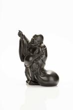 Bronze - Un okimono en bronze représentant un Hotei souriant