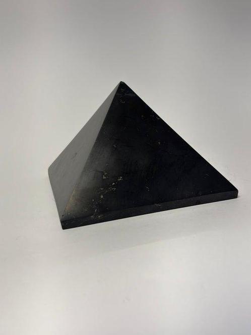 Shungite Pyramide - Hauteur : 13 11 - Largeur : 13 13- 1.48, Verzamelen, Mineralen en Fossielen