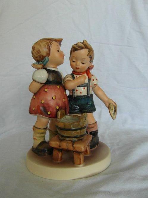 Goebel - Beeldje - Hum:412 Bath time - TMK6 - Porselein, Antiek en Kunst, Curiosa en Brocante