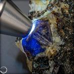 Natuurlijke koningsblauwe saffier op matrix. 475,65 karaat, Verzamelen