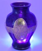 Art Nouveau vaas - Frosted glas met paarse achtergrond en