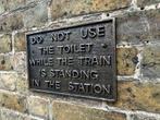 Reclamebord - Gebruik het toilet niet terwijl de trein... -, Hobby en Vrije tijd, Modeltreinen | Overige schalen, Nieuw