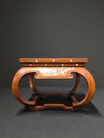 Prachtige staander uit hardhout met marmeren blad en