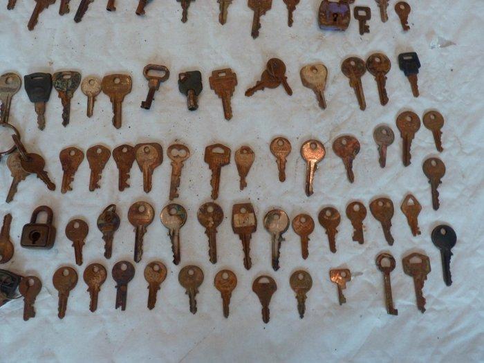 Themacollectie - Set van 200 oude vintage sleutels met, Antiek en Kunst, Antiek | Speelgoed