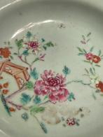 Bord - Porselein - Een Chinees famille rose bord, Antiek en Kunst